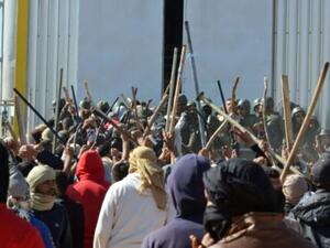 متظاهرون تونسيون يواجهون قوات الامن امام منشأة الكامور

