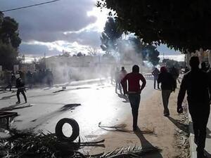 الشرطة التونسية تفرق محتجين ضد غلاء الأسعار في القصرين وتالة