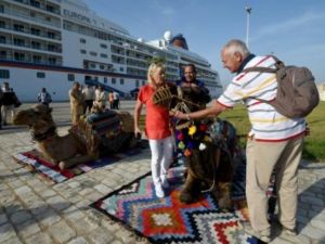 استقبال السياح الذين وصلوا على اول باخرة سياحية الى حلق الوادي منذ هجوم باردو
