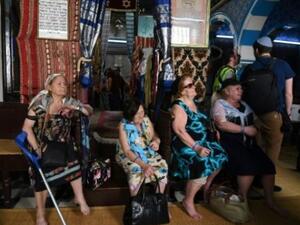 اربع شقيقات فرنسيات-تونسيات يزرن كنيس الغريبة، في جربا

