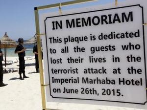 لافتة مكتوب عليها تأبين لذكرى ضحايا الهجوم المسلح على نزل لامبريال بمنتجع سوسة السياحي في سوسة بتونس.
