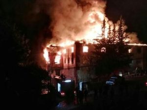 عمال اطفاء يحاولون السيطرة على نيران في مهجع تابع لمدرسة في اضنة
