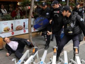 شرطة مكافحة الشغب التركي تستخدم الغاز المسيل للدموع لتفريق متظاهرين يحتجون على توقيف استاذين مضربين عن الطعام

