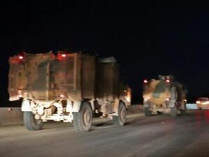 قافلة آليات عسكرية تركية بالقرب من مدينة سراقب في محافظة ادلب بشمال غرب سوريا
