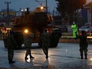 قافلة عسكرية تركية تصل إلى قاعدة عسكرية في ريحانلي بالقرب من الحدود التركية السورية محافظة هاتاي في تركيا
