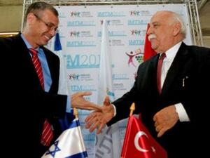 وزير الثقافة والسياحة التركي نابي اوجي (يمين) وزير السياحة الاسرائيلي ياريف ليفين خلال اجتماع في تل ابيب الثلاثاء

