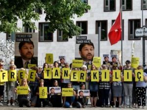ناشطون من منظمة العفو الدولية في برلين ينظمون وقفة احتجاجية بتاريخ 15 حزيران/يونيو، 2017، ضد اعتقال السلطات التركية رئيس مجلس إدارة فرع المنظمة في تركيا

