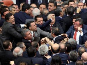 مشاجرة وتبادل للكمات بين نواب أتراك خلال مناقشة تعديل الدستور