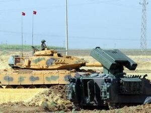قاذفة صواريخ ودبابة تركيتان قرب الحدود مع العراق
