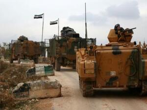 آليات للجيش التركي قرب قرية يازي باغ على بعد حوالى ستة كلم من معبر باب السلامة بين تركيا وسوريا
