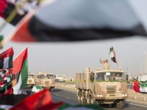 اماراتيون يرحبون بقافلة عسكريةاماراتية عائدة من اليمن
