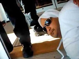 لقطة من الفيديو الذي يظهر الموقف الذي تعرض له رجل الاعمال الاماراتي احمد المنهالي في الولايات المتحدة