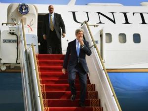 وزير الخارجية الامريكي جون كيري لدى وصوله إلى الامارات يوم الثلاثاء
