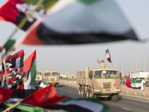 اماراتيون يرحبون بقافلة عسكريةاماراتية عائدة من اليمن

