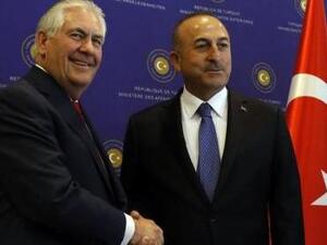 وزير الخارجية التركي مولود تشاووش أوغلو (الى اليمين) ونظيره الأمريكي ريكس تيلرسون في أنقرة


