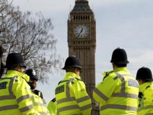 عناصر من الشرطة البريطانية امام ساعة بيغ بن في لندن

