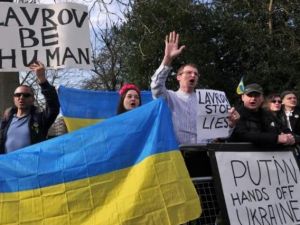 متظاهرون معارضون لروسيا يطلقون هتافات ويرفعون العلم الاوكراني امام مقر السفير الاميركي في لندن

