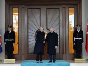 رئيس الوزراء التركي بن علي يلديريم مستقبلا نظيرته البريطانية تيريزا ماي في انقرة

