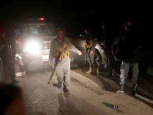 الشرطة الأفغانية بموقع هجوم استهدف الجامعة الأمريكية في كابول يوم الأربعاء
