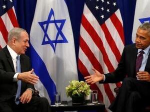 الرئيس الأمريكي باراك أوباما (إلى اليمين) يصافح نتنياهو في نيويورك 
