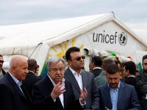 الأمين العام للأمم المتحدة أنطونيو جوتيريش (الثاني من اليمين) أثناء زيارة لمخيم حسن شام خارج الموصل
