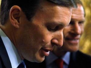 السناتور الديمقراطي كريس ميرفي وبجواره السناتور الديمقراطي ريتشارد بلومنتال يتحدثان للصحفيين بعد جلسة في مجلس الشيوخ
