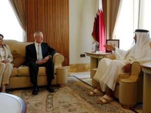 تميم بن حمد آل ثاني خلال استقباله وزير الدفاع الاميركي جيمس ماتيس والسفيرة دانا شيل سيمث في الدوحة في 22 نيسان/ابريل 2017

