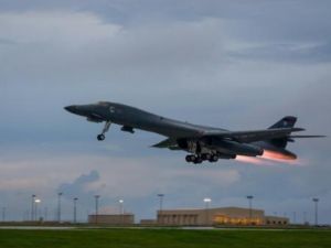 قاذفة أميركية من طراز بي-1بي تقلع من قاعدة سلاح الجو في غوام للقيام بالمهمة المشتركة فوق شبه الجزيرة الكورية

