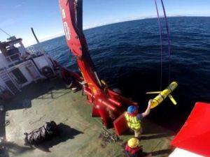 صورة غير مؤرخة للبحرية الاميركية لطاقم زورق راساي العسكري ينتشلون مسابير غواصة تخص البحريتين الاميركية والبريطانية

