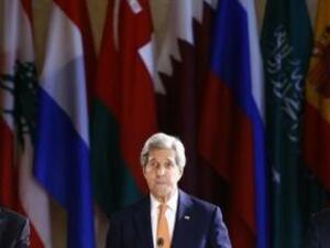 وزير الخارجية الروسي سيرجي لافروف (إلى اليسار) ووزير الخارجية الأمريكي جون كيري (في المنتصف) وستافان دي ميستورا مبعوث الأمم المتحدة إلى سوريا في فيينا يوم 17 مايو أيار

