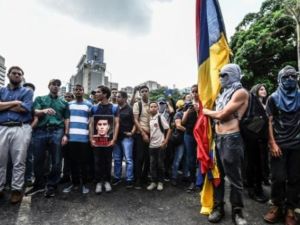 زعيم المعارضة الفنزويلية انريكي كابريلس يشارك في تظاهرة في كراكاس
