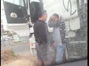 شرطي اسرائيلي يعتدي بوحشية على فلسطيني بالقدس