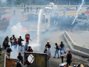 قوات الامن تطلق الغاز المسيل للدموع باتجاه متظاهرين ضد الرئيس نيكولاس مادورو في كراكاس


