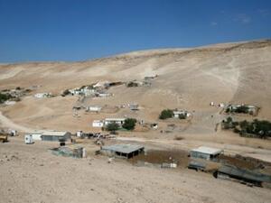 مشهد عام لقرية وادي ابو هندي البدوية في الضفة الغربية المحتلة الى شرق القدس
