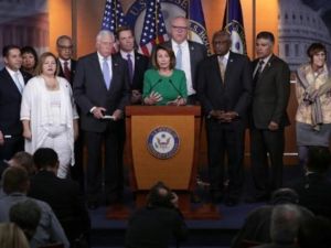 رئيسة الاقلية في مجلس النواب الديموقراطية نانسي بيلوسي
