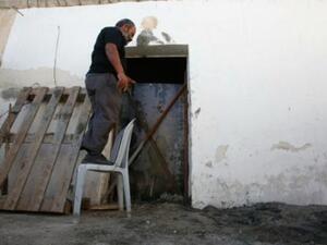 صورة التقطت في 10 تشرين الثاني/نوفمبر 2016 لوالد يوسف زين المتهم بالمشاركة في هجوم في تل ابيب بعد سد منافذ منزله في يطا جنوب الخليل

