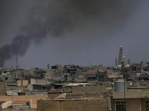 دخان يتصاعد نتيجة اشتباكات بين قوات عراقية ومقاتلين من الدولة الإسلامية في غرب الموصل 
