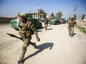 عناصر من القوات العراقية يتجمعون في مطار الموصل خلال عملية لاستعادة الجانب الغربي من المدينة

