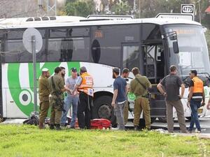 مقتل مستوطن في عملية طعن بالضفة الغربية وفرار المنفذ
