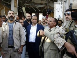 مبعوث الامم المتحدة اسماعيل ولد الشيخ احمد (وسط) يتفقد موقع غارة استهدفت قاعة عزاء في صنعاء

