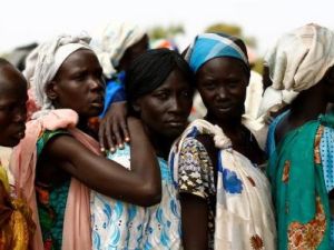 نساء ينتظرن أمام عيادة متنقلة تابعة لليونيسف في ولاية الوحدة بجنوب السودان
