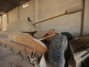 دبابة خشبية استخدمها تنظيم الدولة الإسلامية في خداع القوات العراقية في بعويزة شمالي الموصل
