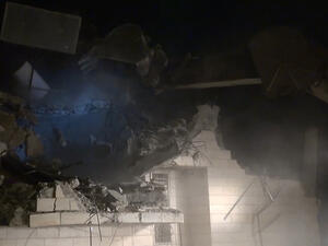 جرافة اسرائيلية تهدم منزلا لاحد منفذي العملية