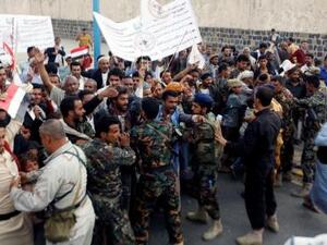 قوات من الشرطة تعوق حركة محتجين أمام مطار صنعاء لدى وصول مبعوث الأمم المتحدة إسماعيل ولد الشيخ أحمد في زيارة إلى صنعاء
