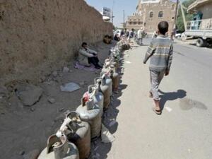 يمنيون في صنعاء ينتظرون في طوابير طويلة لتعبئة قوارير الغاز

