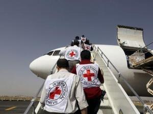 عاملون بالصليب الأحمر في مطار صنعاء
