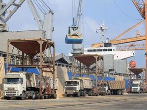 سفينة تفرغ حمولة من القمح في ميناء الحديدة على البحر الأحمر باليمن
