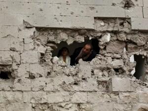 يمنيون يعاينون دمارا في صنعاء،
