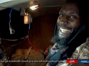 صورة ثابتة للإنتحاري أبوزكريا البريطاني -وهو مواطن بريطاني كان يعرف في الأساس باسم رونالد فيدلر - مأخوذة من فيديو غير مؤرخ بث على مواقع التواصل الاجتماعي
