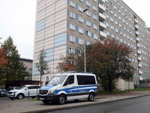 A police vehicle is pictured in front of a House in Jena, east Germany, during an anti-terror operation on October 25, 2016. (AFP/Bodo Schackow)